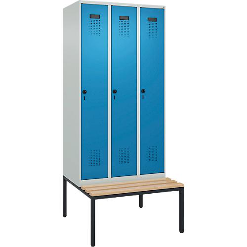Kleiderspind C+P Evolo Plus, 3 Abteile, 300 mm Abteilbreite, mit untergebauter Sitzbank, B 900 x T 815 x H 2120 mm, Drehriegel, lichtgrau/lichtblau