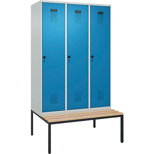 Kleiderspind C+P Evolo Plus, 3 Abteile, 400 mm Abteilbreite, mit untergebauter Sitzbank, B 1200 x T 815 x H 2120 mm, Drehriegel, lichtgrau/lichtblau